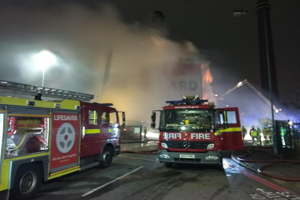 London Warehouse Fire: Firefighters Battle Huge Blaze image 18de4642 b038 4100 9c20 3901a8846655.png
