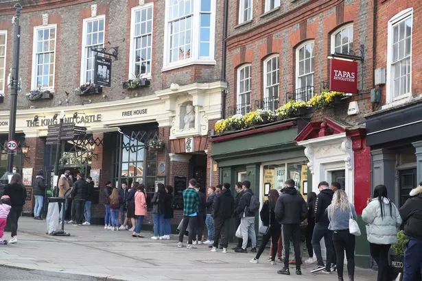 Wetherspoons Experience for American Tourists in London Image T2WXUZKZM3