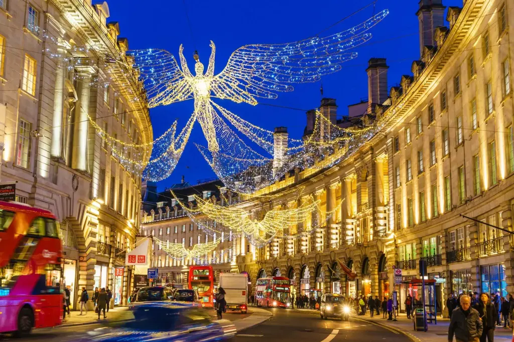 London Christmas Traditions: Cards, Crackers, and Lights image 8f5ef7eb 351a 41f4 8014 4040039d137f.webp