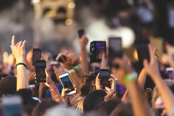Smartphones at Concerts and Schools: Should They Be Locked Away? image 2008e910 571f 4506 a547 06b42e627170.webp