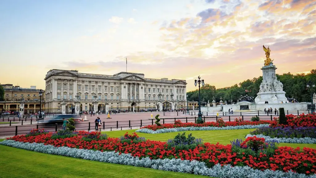 Top 10 Must-Visit Attractions in London for Travelers image 2a7920a7 9d27 47b0 b7c2 244a7a8376e7.webp