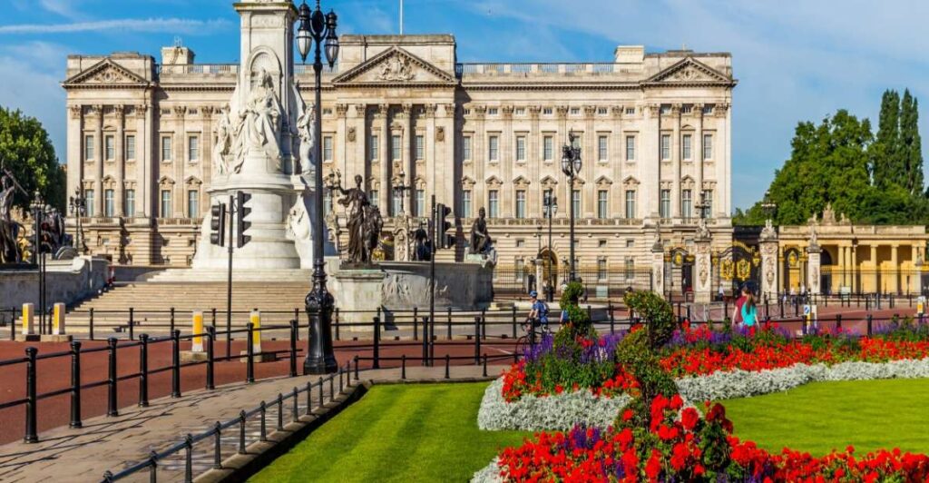 1 buckingham palace exterior and royal history private tour.jpg