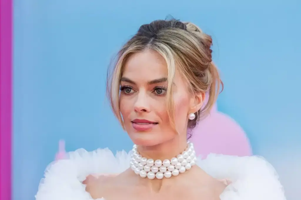 Margot Robbie Clapham: A Glimpse into Her Shared House Life image c188ef7a 6fef 4ee4 9652 4ced55a916b6.webp